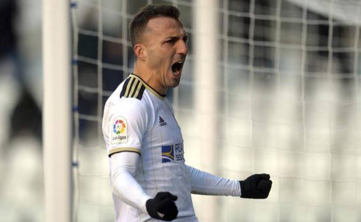 Valcarce celebra uno de los dos goles anotados por él, en el partido entre el Burgos CF y el Málaga CF.