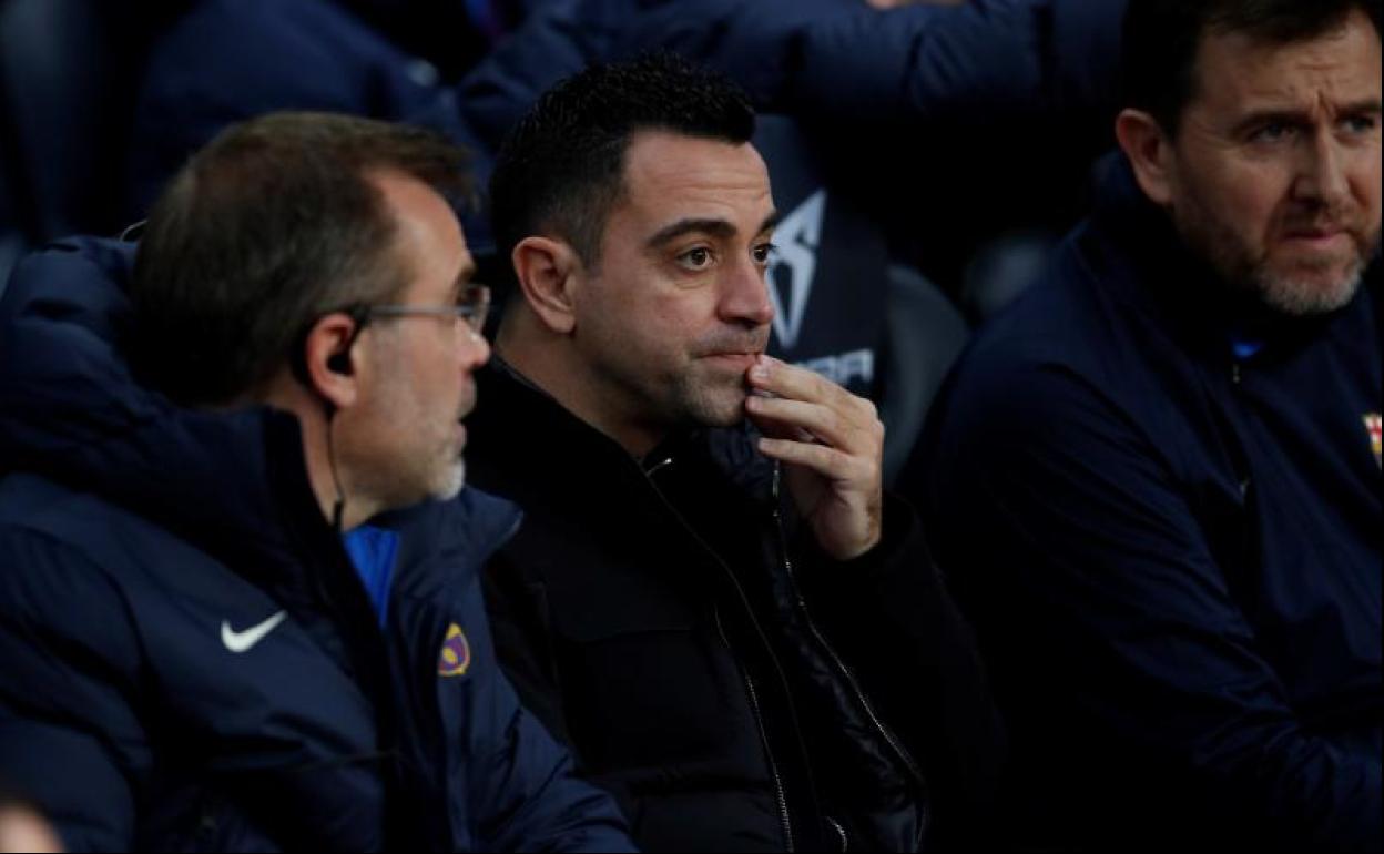 Xavi, en el banquillo durante el duelo entre Barça y Betis.