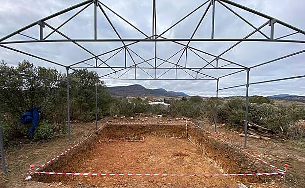 Imagen principal - Arriba, vista general del yacimiento al finalizar la excavación; abajo a la izquierda, Bifaz descubierto durante esta campaña de excavación.y a la derecha, Conjunto de hachas de manos recuperadas en la prospección arqueológica. 