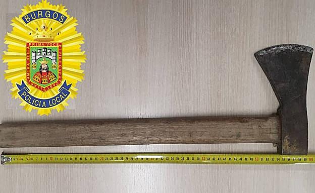 Le sancionan por llevar en el interior de su vehículo un hacha de 60 centímetros en Burgos