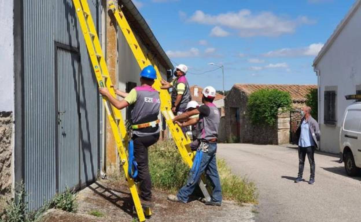 Instalación de fibra óptica en la provincia. 