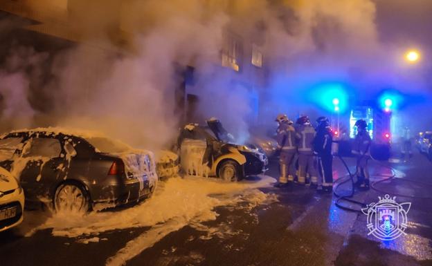 Imagen principal - Sucesos en Burgos: Sofocado el incendio de cinco coches en Burgos