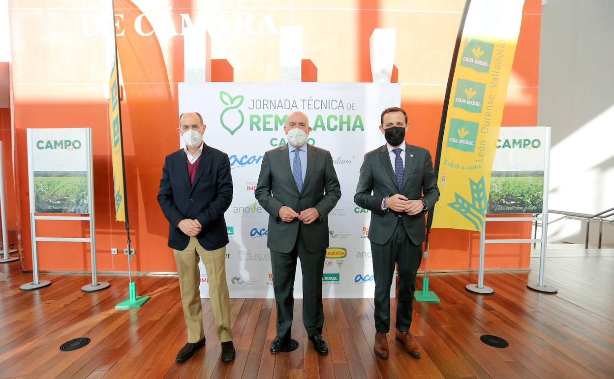 Jesús Posadas, presidente de Acor; Jesús Julio Carnero, consejero de Agricultura, Ganadería y Desarrollo Rural, y Conrado Íscar, presidente de la Diputación de Valladolid, 