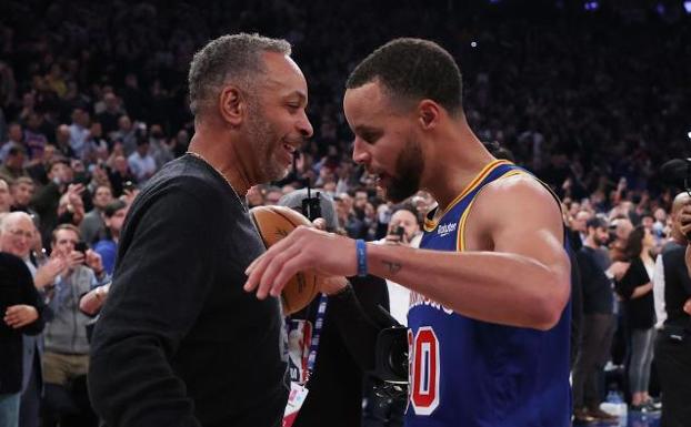 Imagen principal - Curry recibe la felicitación de Allen, Steve Kerr felicita a su jugador y el base celebra el récord con un gesto. 