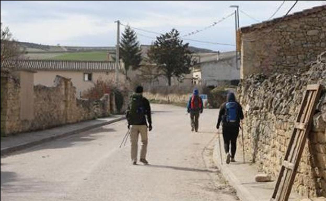 Peregrinos a su paso por una localidad burgalesa. 