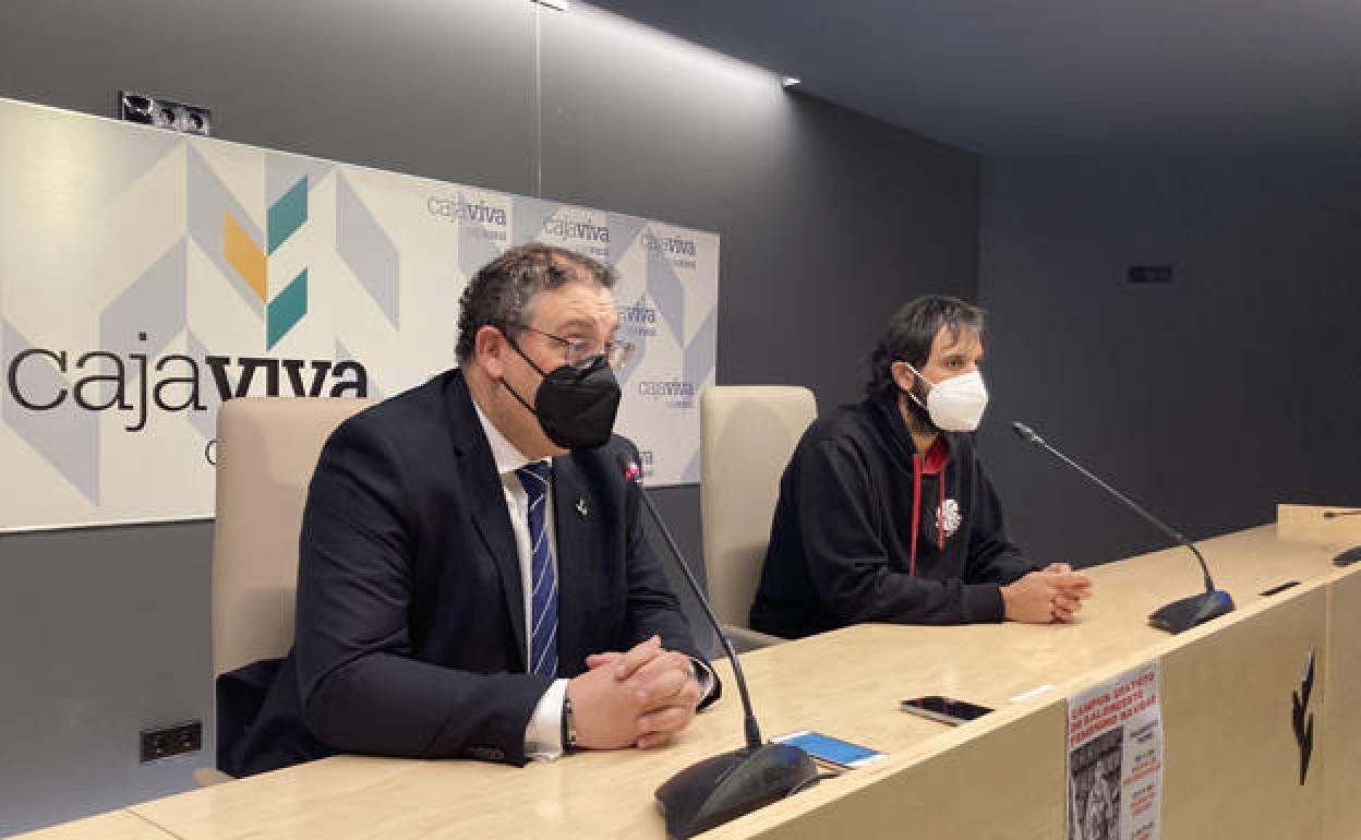 A la izda. Germán Martínez, gerente de Fundación Caja Rural Burgos y a su lado, Álvar García, coordinador y responsable de la escuela del Club Baloncesto Babieca en la presentación del Campus del CB Babieca. 