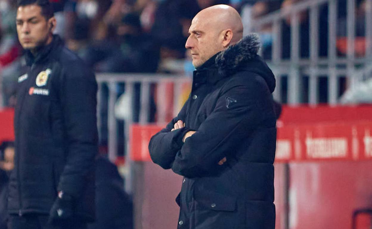 Julián Calero, con rostro serio, en el Girona-Burgos.