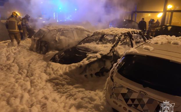 Investigan el incendio de otro coche un día después de que ardieran cinco en Hermanos Machado