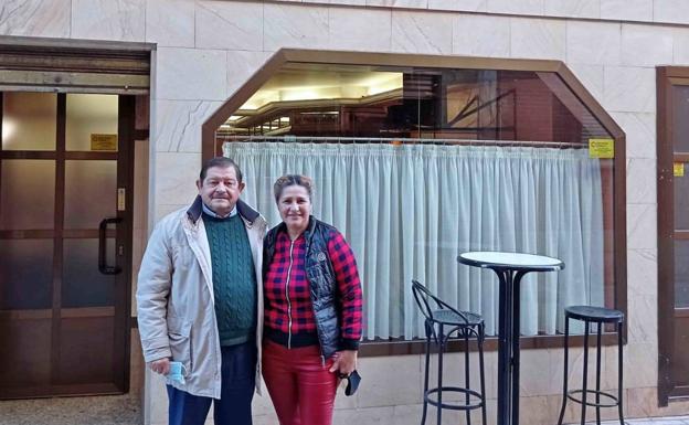 José María García, concejal de Repoblación, y Zorayda Estrella Morillo, ahora vecina de Belorado que ha abierto un bar que llevaba tres años cerrado. 