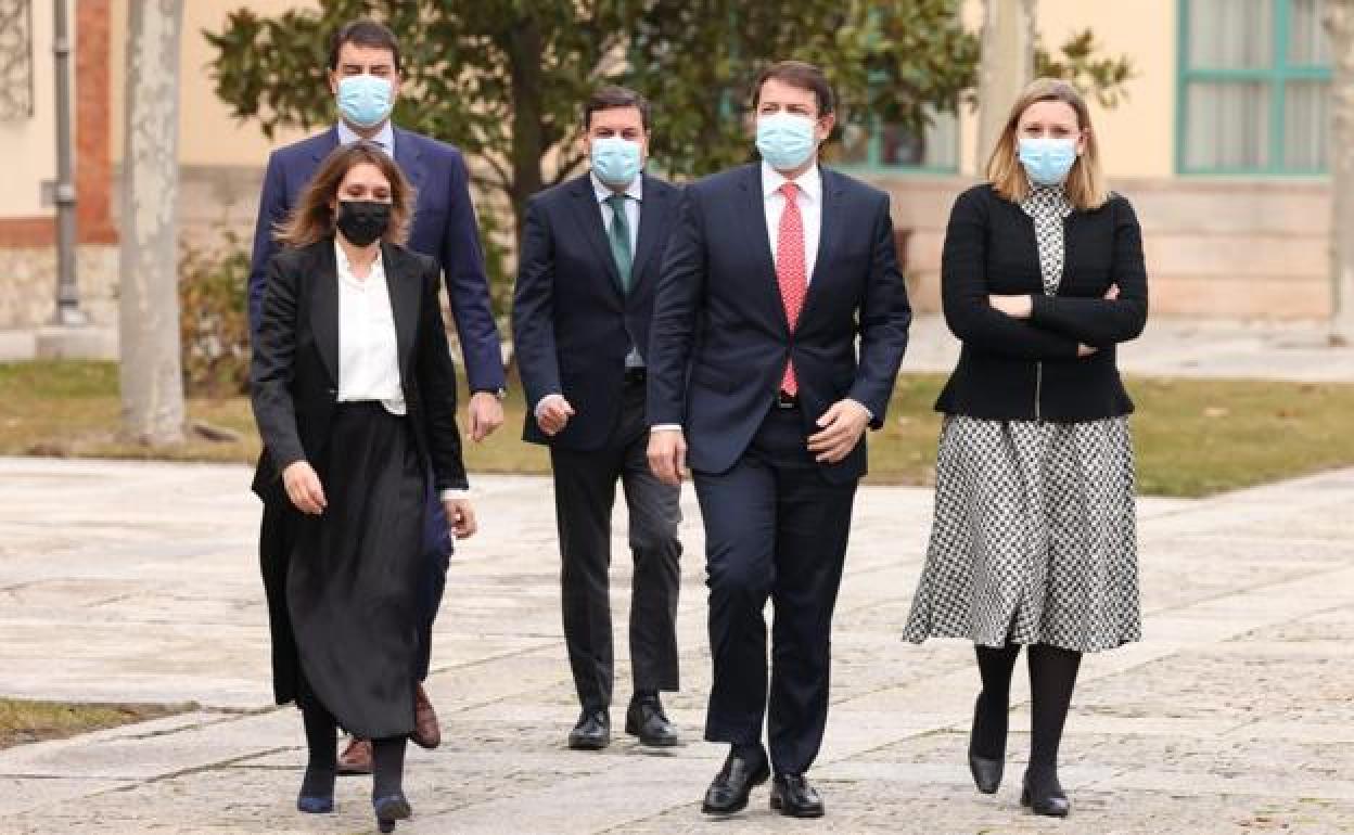 Alfonso Fernández Mañueco, acompañado por sus consejeros Ángel Ibáñez, Carlos Fernández Carriedo, Rocío Lucas e Isabel Blanco, se dirige a la sala de prensa para anunciar el adelanto electoral. 