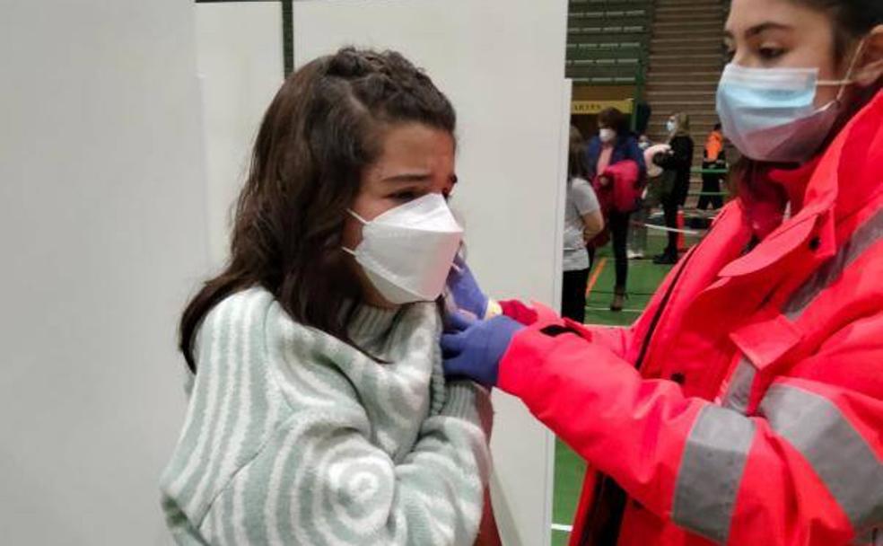 Una niña recibe la vacuna frente a la covid.