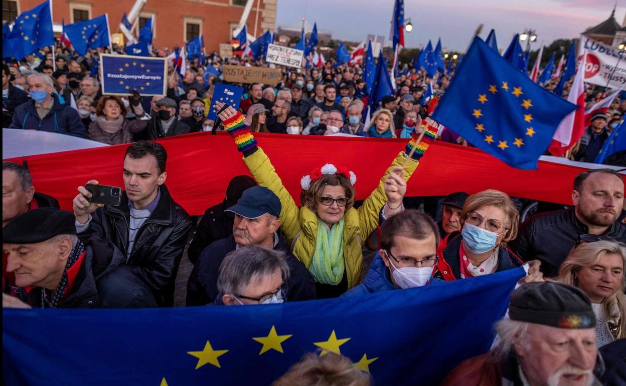 Miles de polacos se manifestaron por las calles de Varsovia el pasado octubre en apoyo de la Unión Europea.