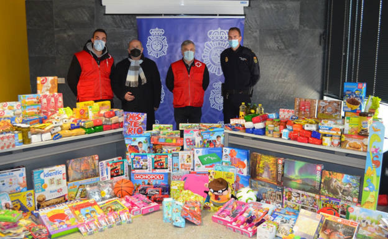 Miembros de la Policía y Cruz Roja de Miranda con los juguetes y alimentos recibidos. 
