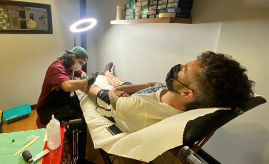 Víctor Alcalde tatuando en su estudio de Burgos. 