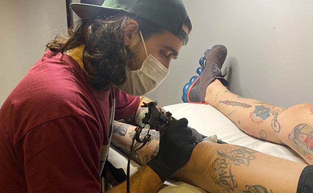 Víctor Alcalde en su estudio de tatuaje, Vértigo Tattoo, en Burgos. 