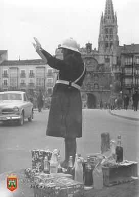 Policía Local de Burgos dirigiendo el tráfico en la Plaza de Vega, junto al aguinaldo de Navidad, obsequio de comerciantes y ciudadanos. 1955