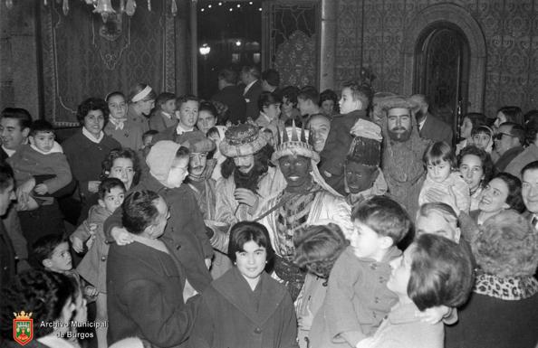 Los Reyes Magos rodeados de público en el Salón de Plenos del Ayuntamiento. 1960