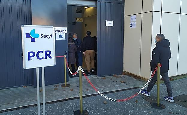 Burgos llega a la Navidad con 1.000 PCR diarias y saturación en el análisis