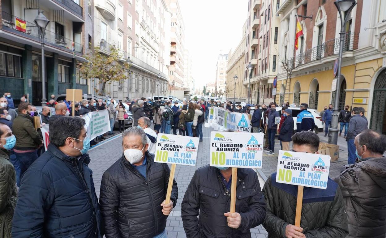 Movilización de los regantes esta semana frente a la Confederación. 