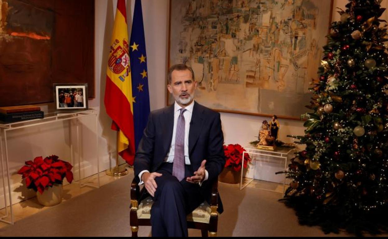 Trece minutos de discurso, desde una sala contigua a la sala de audiencias del Palacio de la Zarzuela, que este año no hizo de escenario como en los cuatro anteriores.