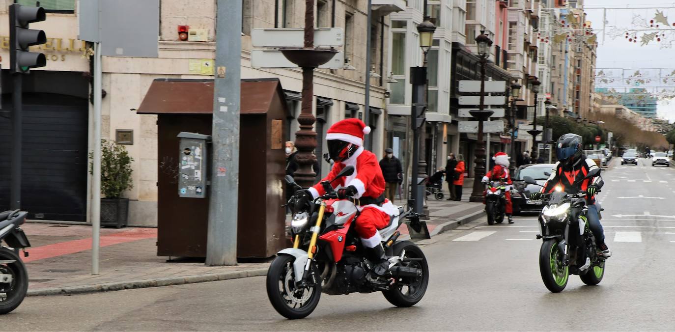 Fotos: Papá Noel recorre Burgos a dos ruedas