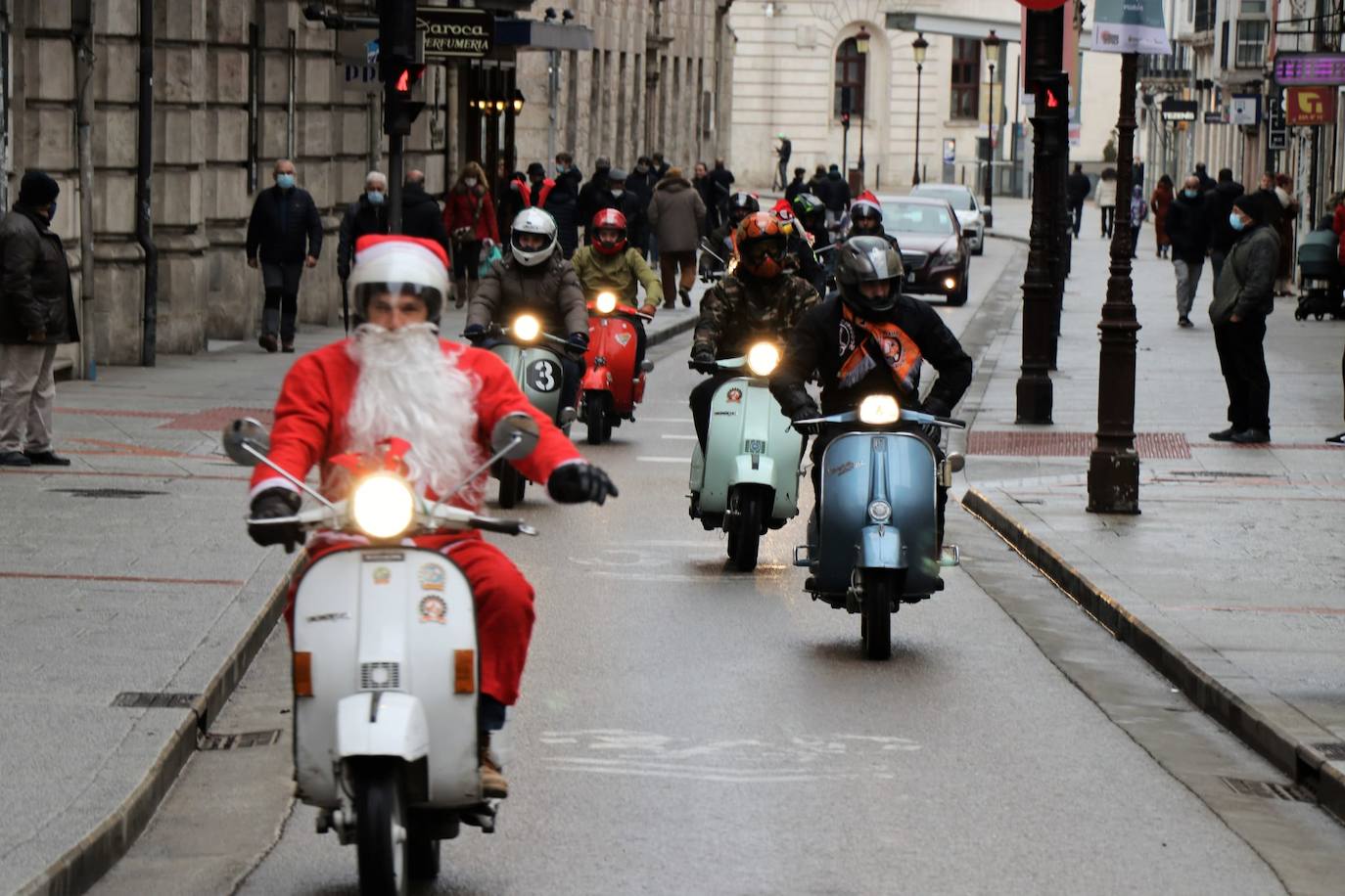 Fotos: Papá Noel recorre Burgos a dos ruedas