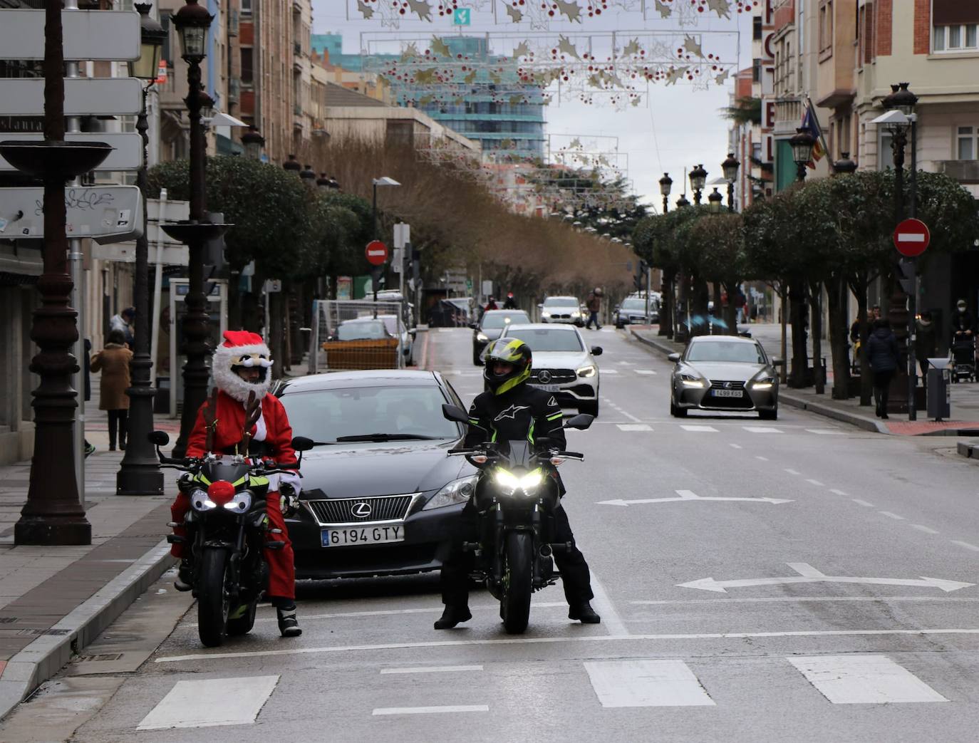 Fotos: Papá Noel recorre Burgos a dos ruedas