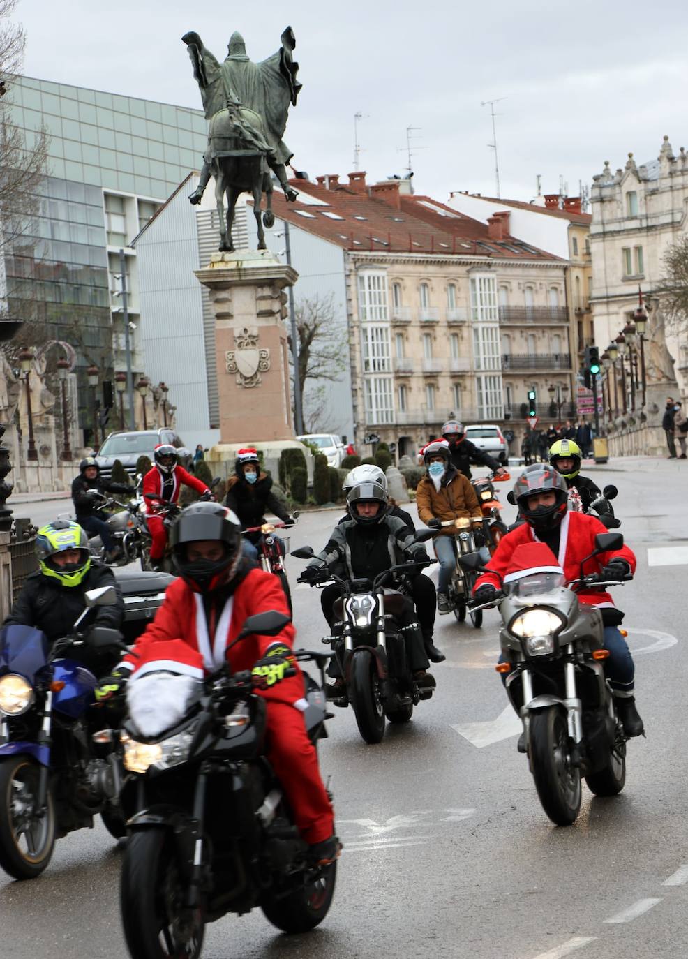 Fotos: Papá Noel recorre Burgos a dos ruedas