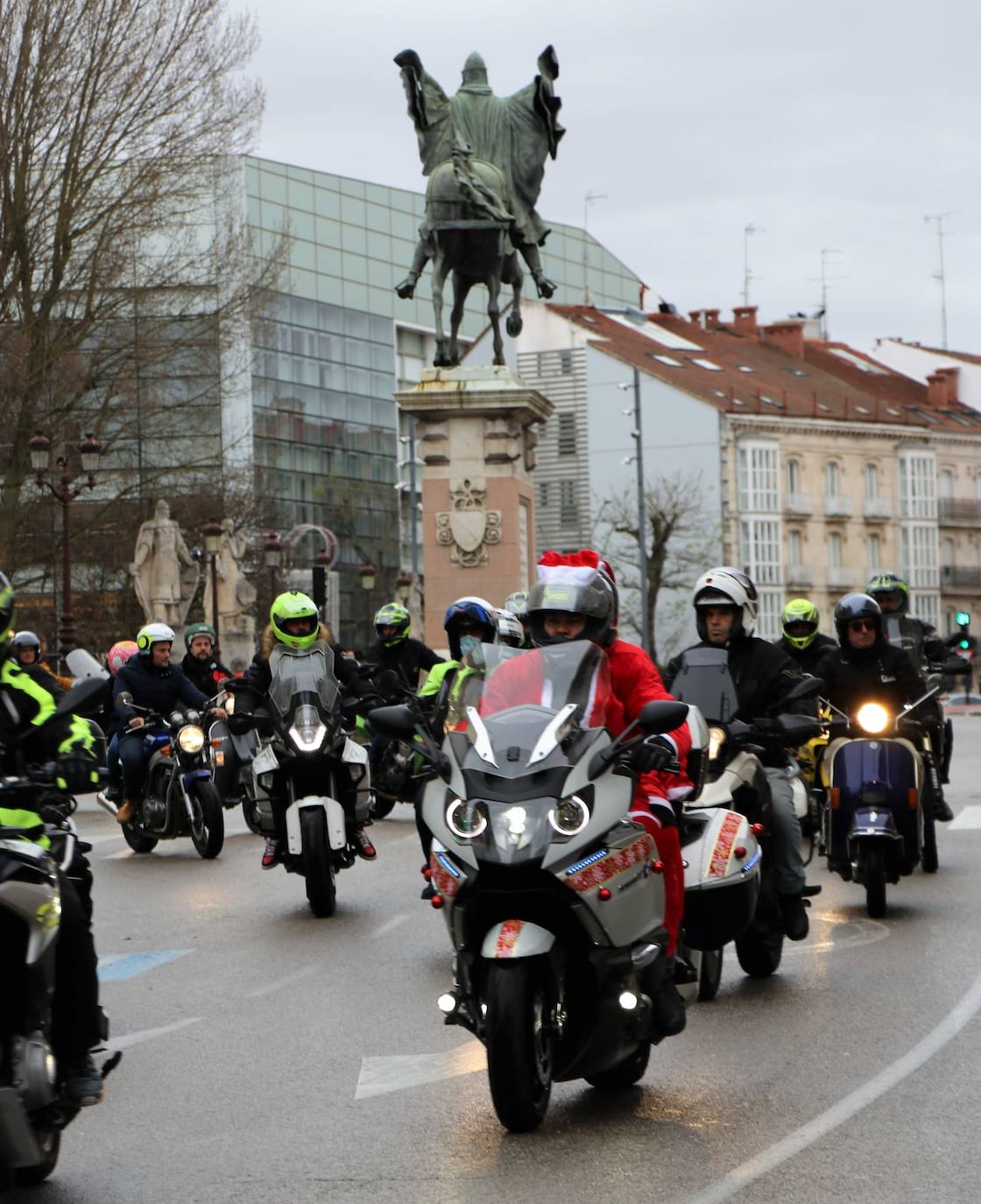 Fotos: Papá Noel recorre Burgos a dos ruedas