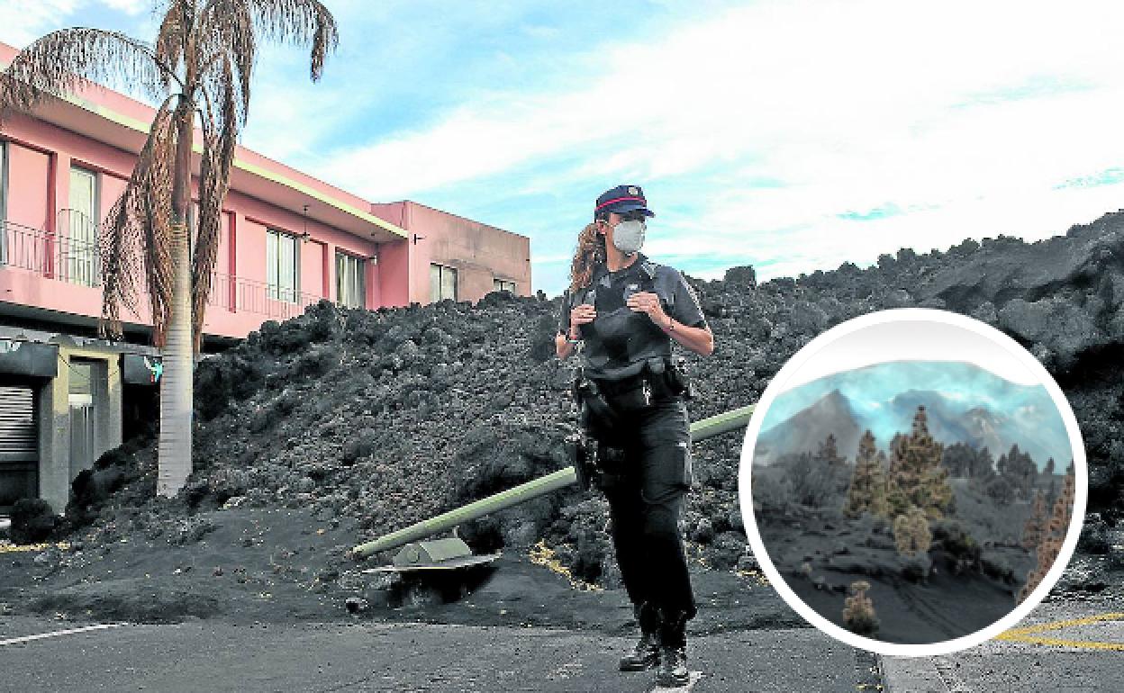 Una agente de la policía canaria en el perímetro de seguridad de una colada