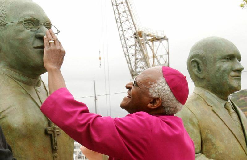 Desmond Tutu toca una estatua suya en la ceremonia de inauguración del Día de la Reconciliación en Ciudad del Cabo, el 16 de diciembre de 2005. Las estatuas de los cuatro premios Nobel de la Paz de Sudáfrica, Tutu, FW de Klerk, Nelson Mandela y el jefe Albert Lithuli, fueron descubiertas en la inauguración de la Plaza del Nobel de la ciudad. 