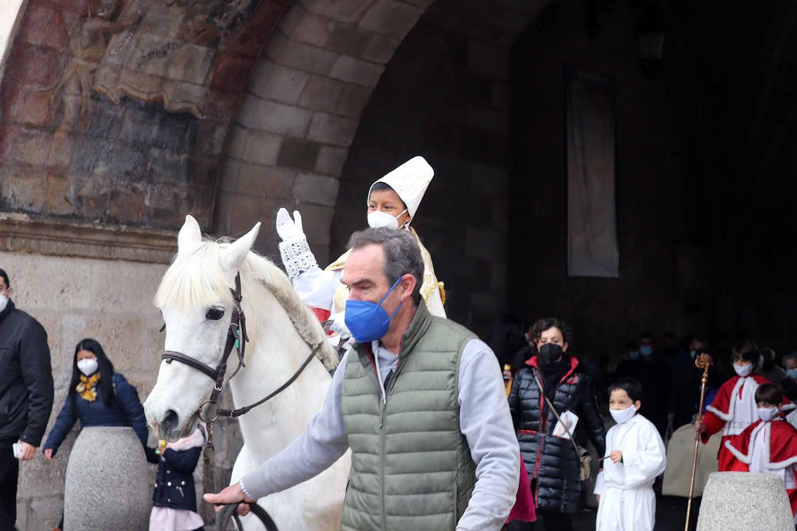 El obispillo saluda desde su caballo.