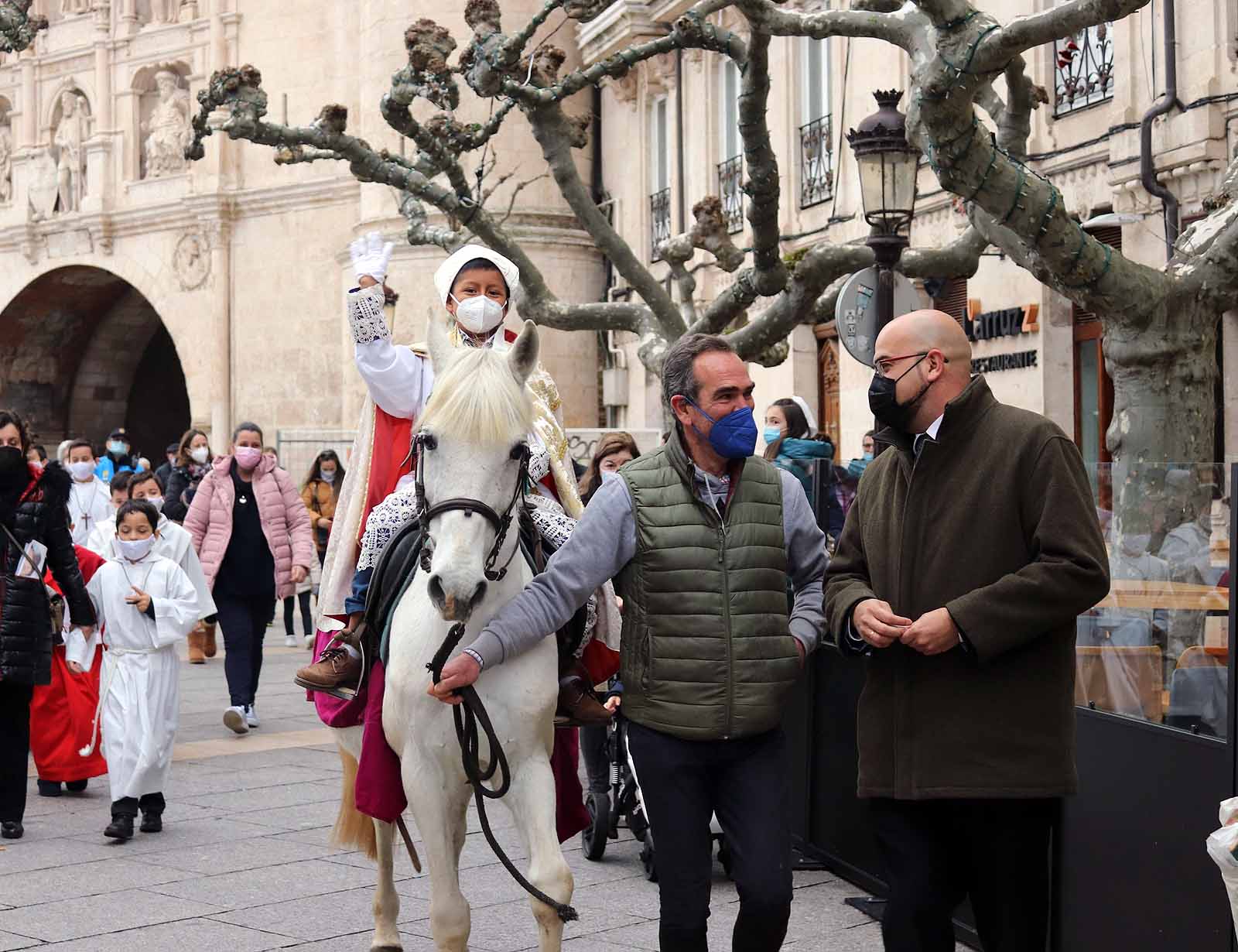 El obispillo saluda desde su caballo.