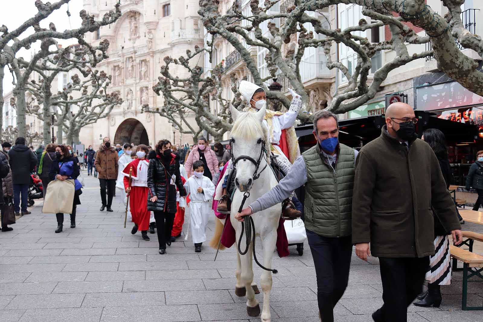 El obispillo saluda desde su caballo.