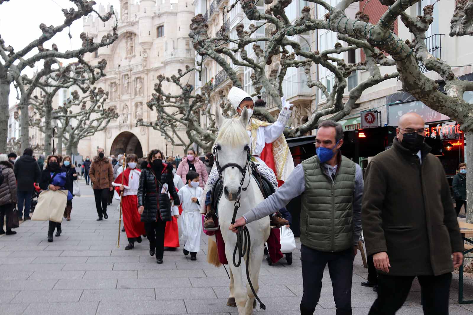 El obispillo saluda desde su caballo.