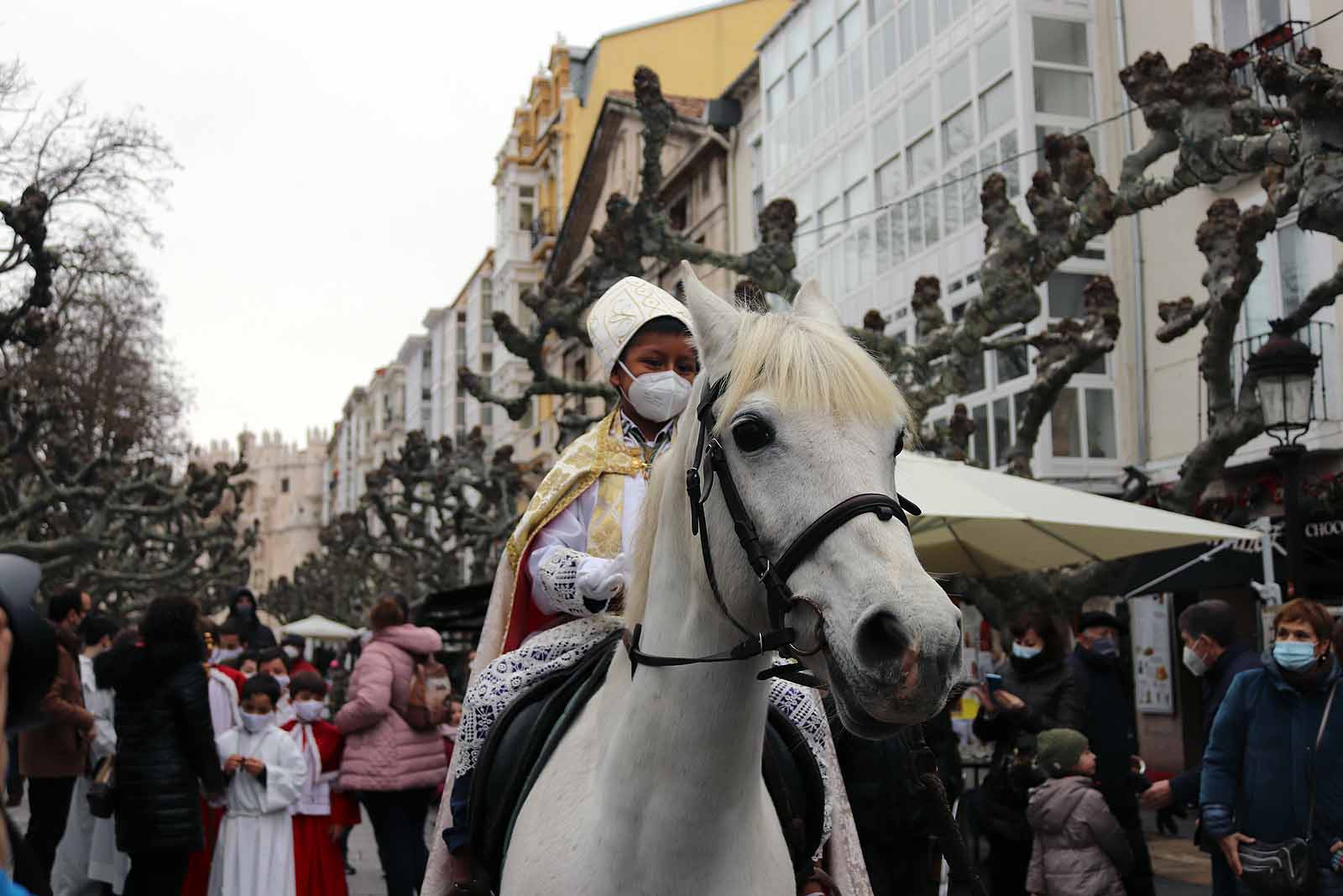 El obispillo saluda desde su caballo.