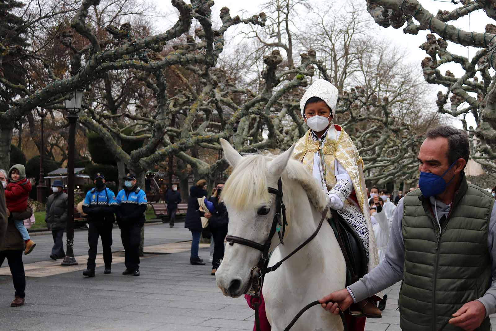 El obispillo saluda desde su caballo.