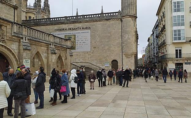 La cola ha llegado hasta la calle La Paloma.