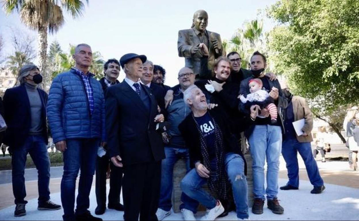 Familiares y amigos de Chiquito de la Calzada posan este miércoles con su escultura en Málaga.