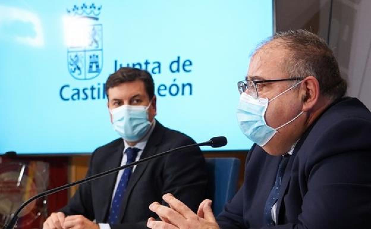 El consejero de Economía y portavoz, Carlos Fernández Carriedo, y el consejero de Sanidad, Alejandro Vázquez. 