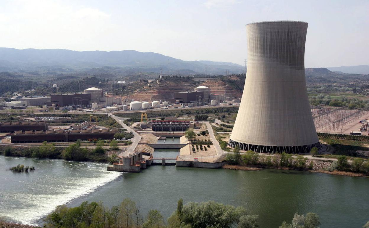 Instalaciones de la central nuclear Ascó-II junto al río ebro en TarragonaT01 Ascó (Tarragona).