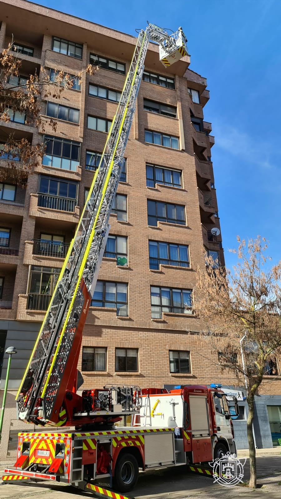 Imagen secundaria 2 - Incendio en vivienda, fuego en un contendor y un saneamiento.