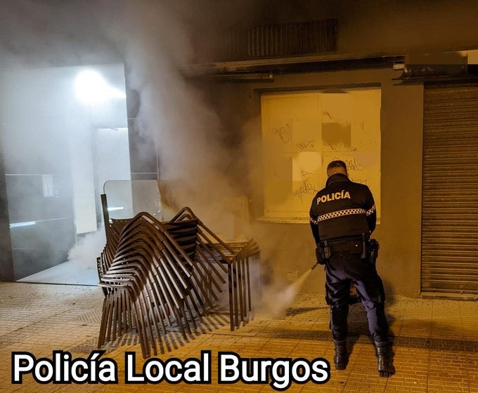 La Policía Local de Burgos evita que se propaguen las llamas en un bar de Gamonal