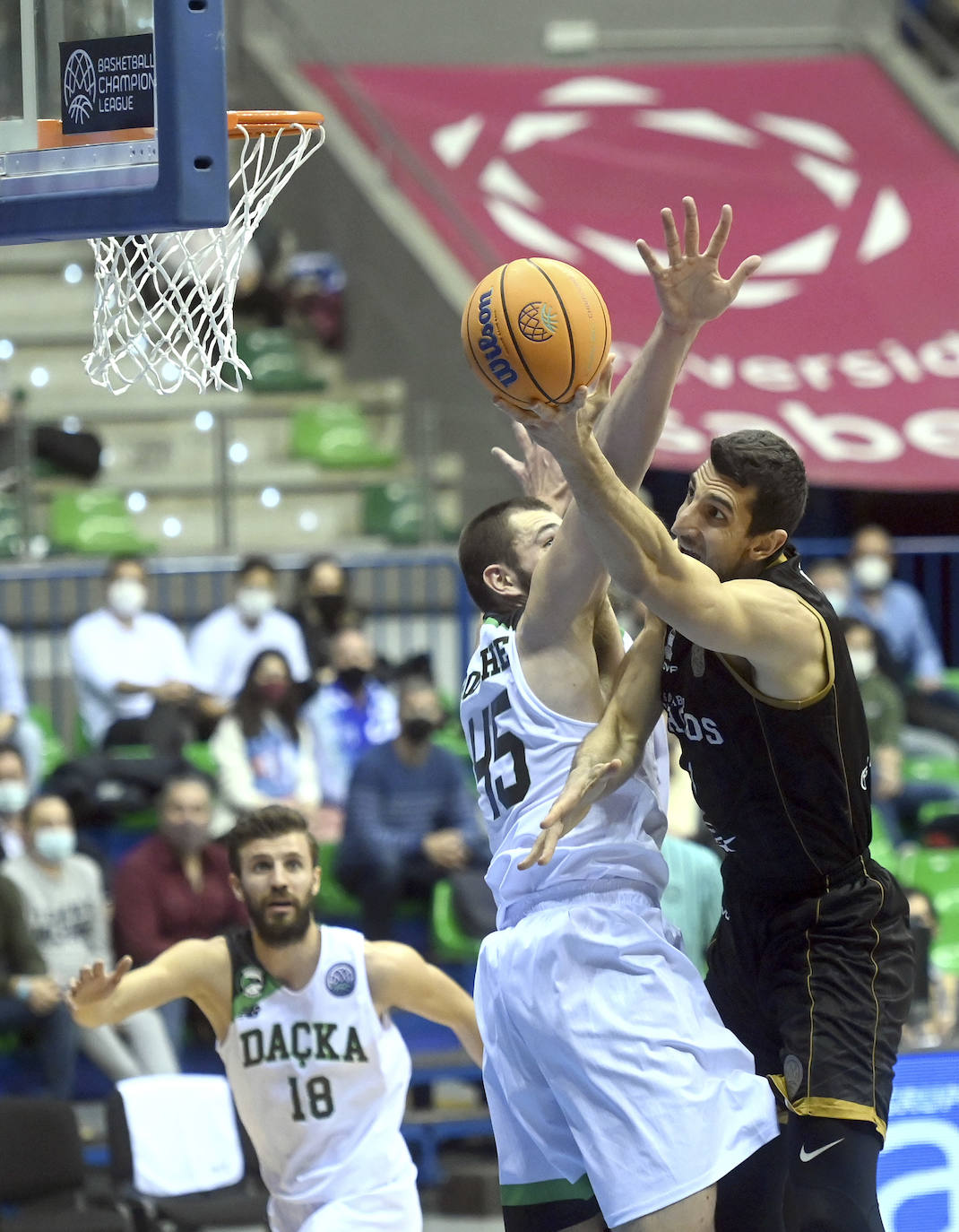 Fotos: El Hereda San Pablo vence al Darüşşafaka S.K. en Liga de Campeones