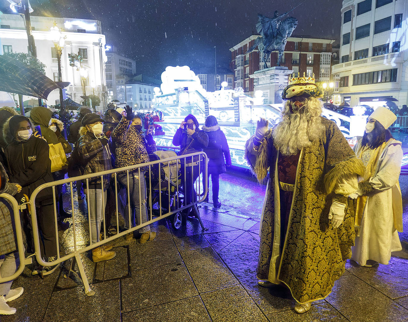 Fotos: Ilusión, frío y mascarillas para recibir a los Reyes Magos