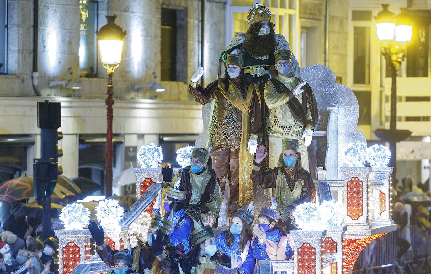 Fotos: Ilusión, frío y mascarillas para recibir a los Reyes Magos