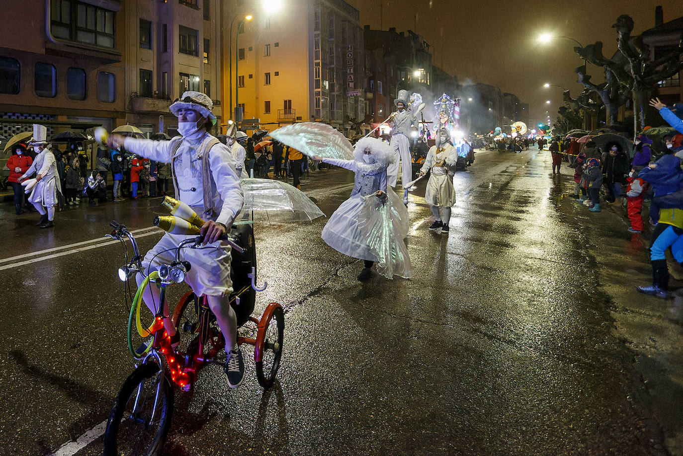 Fotos: Ilusión, frío y mascarillas para recibir a los Reyes Magos