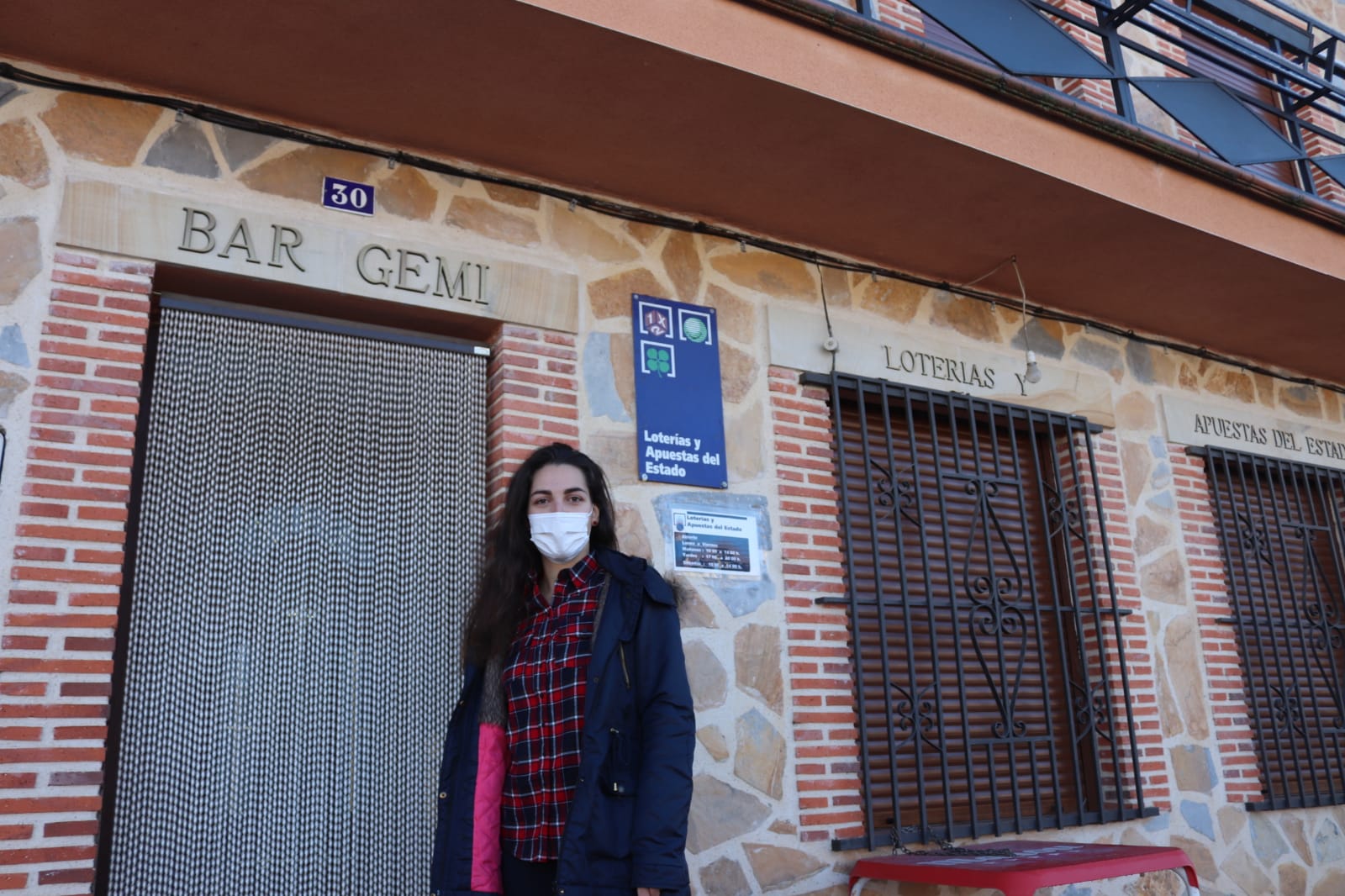 Andrea Benito Muñoz en la puerta de su administración. 