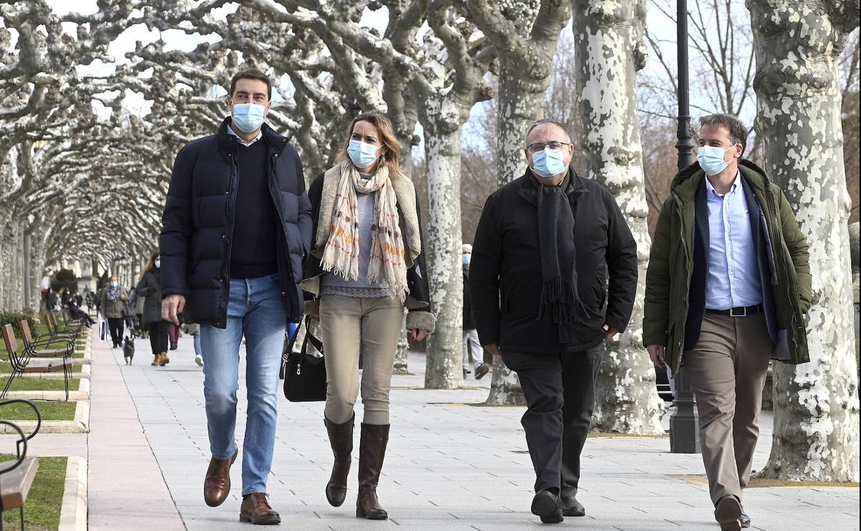 Ángel Ibáñez (i), junto al nuevo consejero de Sanidad, Alejandro Vázquez, y Borja Suárez. 