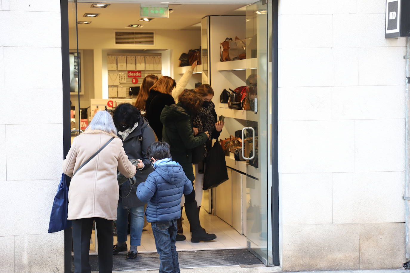 Las colas y las esperas marcan el primer día de rebajas en Burgos.